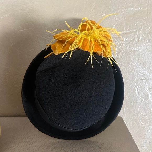FASCINATING 1940s\' BLACK TILT/ASYMMETRICAL FEDORA + VELOUR FLOWER & FEATHER